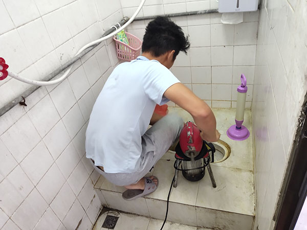 畅好乡管道堵塞冒臭气 专业师傅现场解决问题